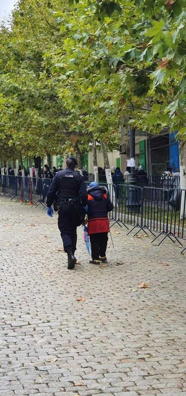 Femeie cu dificultăţi de vedere care se rătăcise în Bucureşti, ajutată de jandarmi să ajungă acasă/ Ea era deja căutată şi de nepotul său