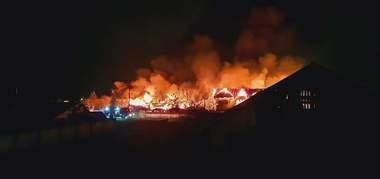 Incendiul de la un cunoscut restaurat din judeţul Galaţi, stins după 12 ore / Flăcările s-au extins la un imobil învecinat şi la o anexă din a treia gospodărie 