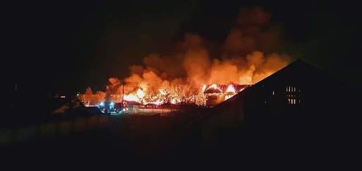 Incendiul de la un cunoscut restaurat din judeţul Galaţi, stins după 12 ore / Flăcările s-au extins la un imobil învecinat şi la o anexă din a treia gospodărie 