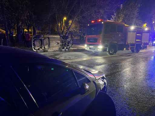 Tulcea: Două maşini s-au ciocnit, iar urma impactului au fost avariate şi trei autoturisme parcate  

