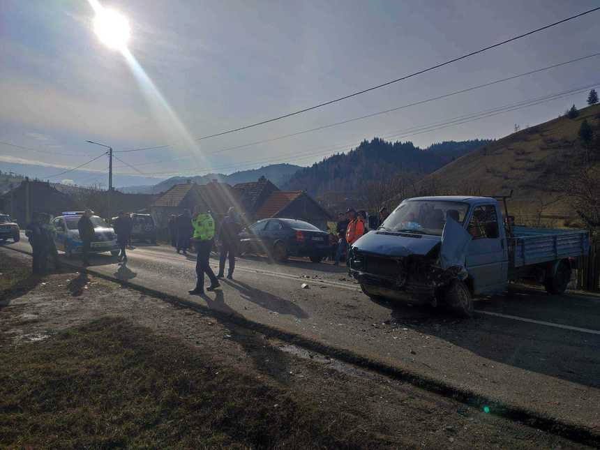 Harghita: Trei maşini s-au ciocnit pe DN 12 A, două persoane fiind rănite  