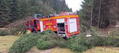 Autospecială a ISU Harghita care mergea la un incendiu, implicată într-un accident rutier/ Doi pompieri au fost răniţi