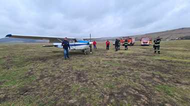 UPDATE - O aeronavă de mici dimensiuni a aterizat forţat în judeţul Iaşi/ O defecţiune la un motor sau epuizarea combustibilului, printre posibilele cauze/ Pilotul şi copilul sunt nevătămaţi - FOTO