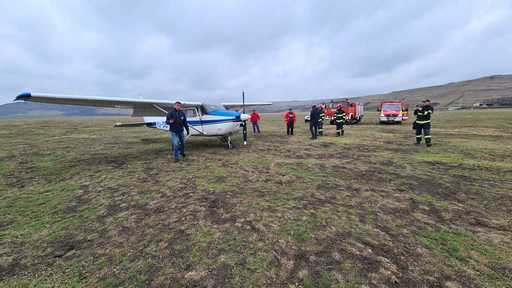 UPDATE - O aeronavă de mici dimensiuni a aterizat forţat în judeţul Iaşi/ O defecţiune la un motor sau epuizarea combustibilului, printre posibilele cauze/ Pilotul şi copilul sunt nevătămaţi - FOTO