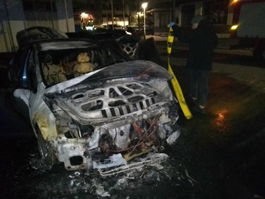 Brăila: Două autoturisme aparţinând unui bărbat, incendiate într-o parcare / Poliţia face o anchetă