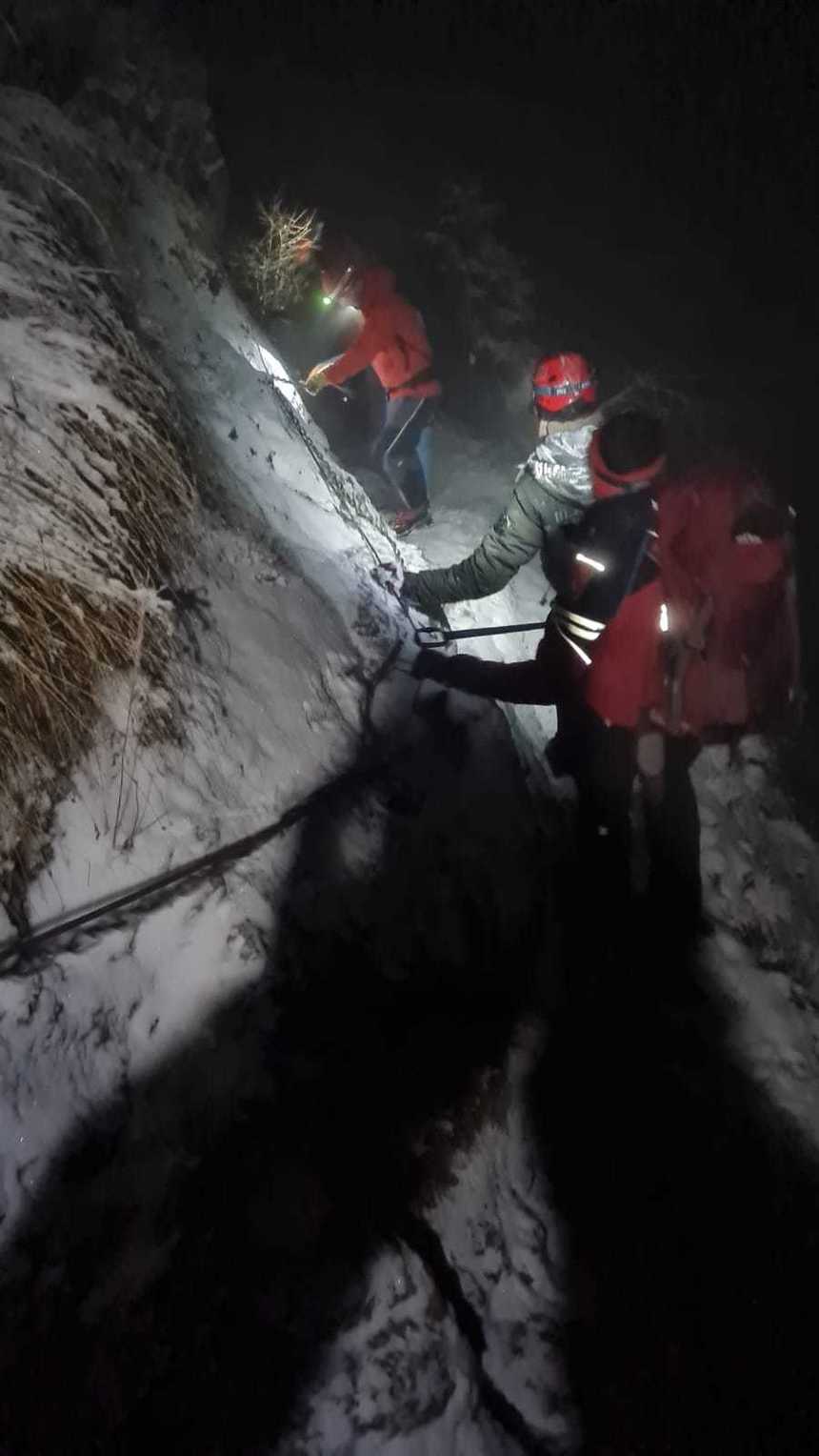 Intervenţie a Salvamont pentru recuperarea a doi tineri care au urcat neechipaţi corespunzător pe un traseu foarte dificil din Bucegi - FOTO / VIDEO