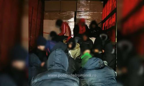 Arad: 52 de migranţi, prinşi când încercau să iasă ilegal din România, spre Ungaria, ascunşi în TIR-uri încărcate cu ambalaje şi cereale