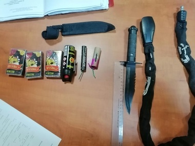 Arad: Bărbat de 21 de ani, prins de jandarmi după ce a încercat să intre la meciul de baschet UAV Arad - Rapid Bucureşti cu materiale pirotehnice, un pumnal şi o petardă cu fitil - FOTO