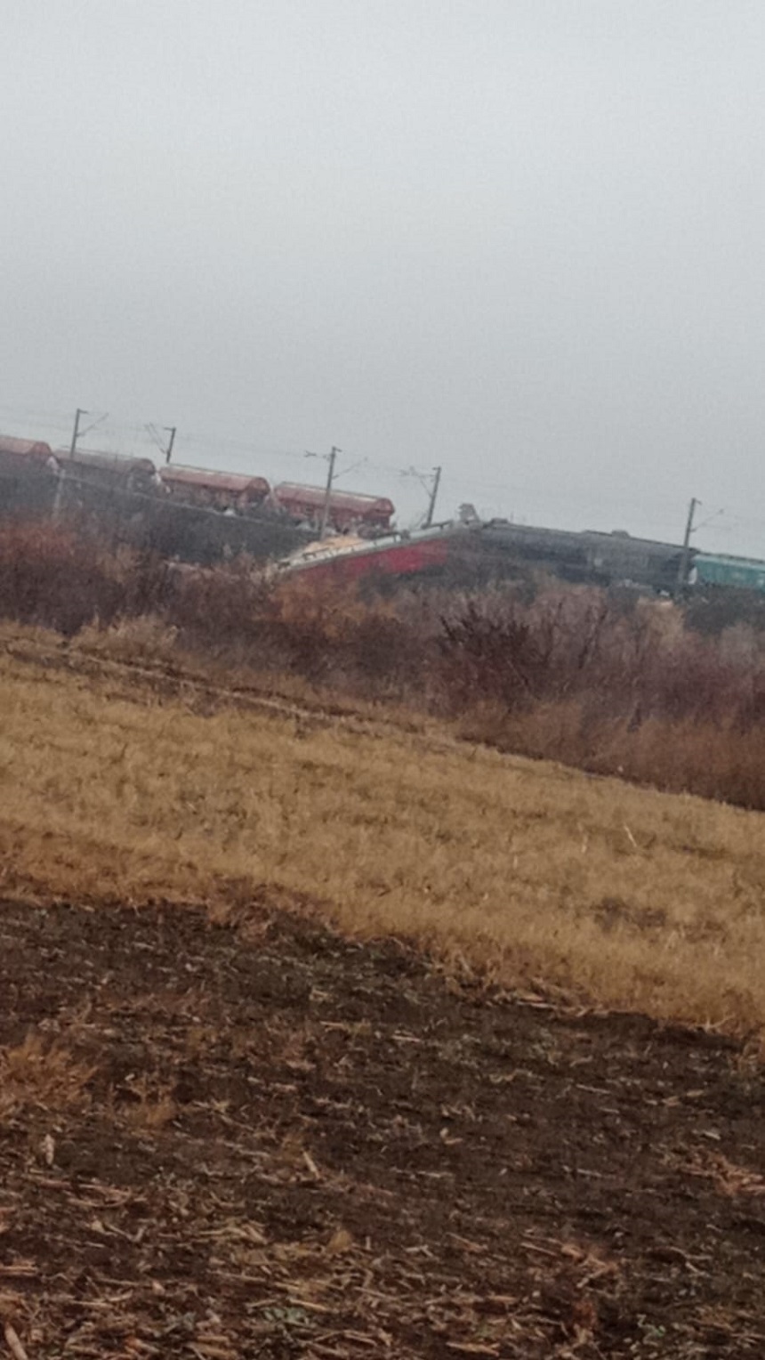 UPDATE - Vrancea - Două trenuri de marfă care transportau cereale au fost implicate, joi dimineaţă, într-o coliziune - FOTO