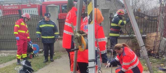Neamţ: O femeie în vârstă de 61 de ani, scoasă moartă de pompieri dintr-o fântână adâncă de 27 de metri
