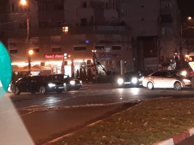 Firele de troleibuz şi iluminatul festiv din zona Pieţei Mari din Târgu Jiu, distruse de o maşină de mare tonaj / Mai multe echipaje intervin la faţa locului pentru remedierea situaţiei şi îndepărtarea pericolului  - FOTO