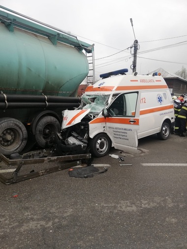 Gorj: Ambulanţă aflată în misiune, implicată într-un accident rutier. Asistenta este grav rănită - FOTO
