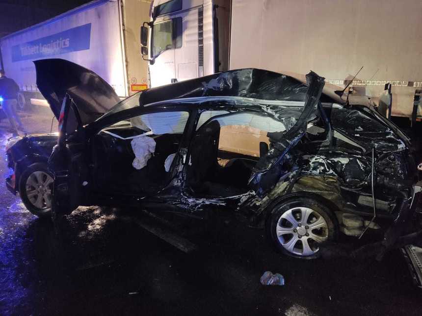 UPDATE Dâmboviţa: Grav accident rutier pe DN 71. Două persoane au murit, iar una a fost transportată la spital, după ce maşina cu care circulau s-a izbit de un TIR - FOTO / VIDEO