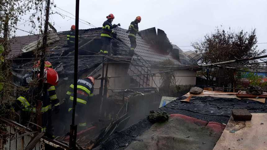 Incendiu puternic la o gospodărie din Constanţa/ Au ars camera centralei, o anexă gospodărească, iar focul s-a extins la acoperişul unei case învecinate 