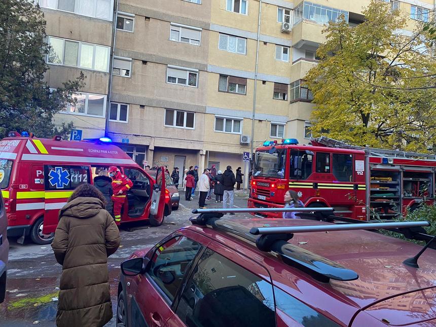 UPDATE Bihor: Incendiu într-un apartament din municipiul Oradea, pompierii au acţionat pentru evacuarea a 10 persoane din bloc, două cu ajutorul autospecialei de lucru la înălţime  / Ar fi fost provocat de o lumânare lăsată nesupravegheată - FOTO
