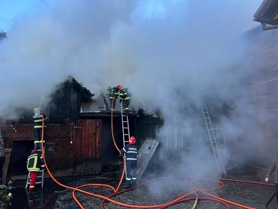 Braşov: Incendiu la o şură din localitatea Moieciu de Jos. Mai multe animale au fost salvate de către pompieri - VIDEO