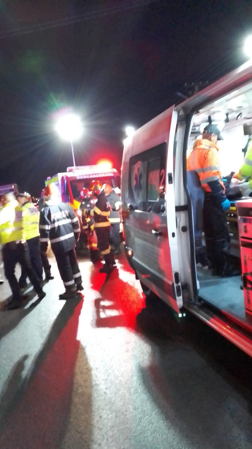 Vâlcea: Un adolescent de 16 ani a murit, iar alţi doi, de 13 şi 14 ani, sunt răniţi grav după ce maşina condusă de unul dintre ei a derapat şi s-a izbit violent de un cap de pod - FOTO, VIDEO
