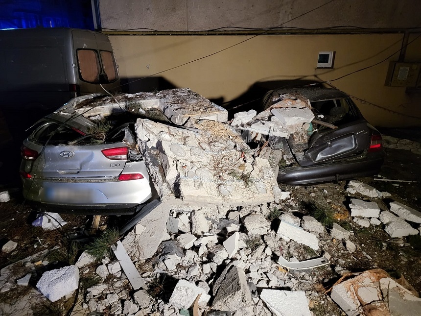 Explozie puternică într-un bloc din Suceava - O femeie de 60 de ani are fractură de bazin după ce a cazut o bucată de tavan peste ea, iar un bărbat a suferit arsuri pe 80% din suprafaţa corpului şi traumatisme