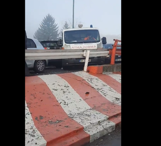 Martorii accidentului în lanţ produs duminică în Braşov susţin că podul era acoperit cu gheaţă
