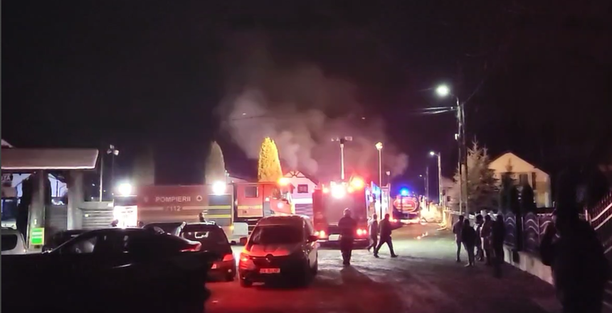 Suceava: Incendiu la acoperişul unei pensiuni din Mălini/ Pompierii intervin cu zece autospeciale - VIDEO