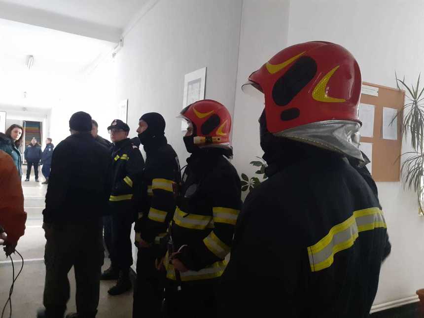 Incendiu la o şcoală din judeţul Bacău - 180 de elevi şi 24 de angajaţi, evacuaţi - FOTO 