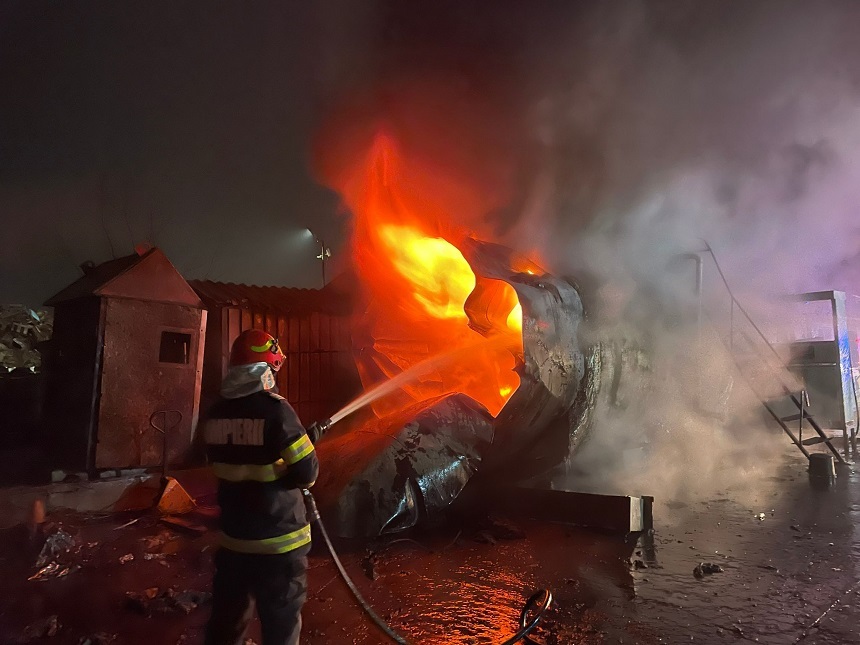 Galaţi: Explozie urmată de incendiu la un rezervor de carburant - FOTO