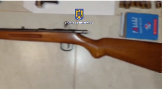 UPDATE - Prahova: Descinderi la locuinţele a doi bărbaţi, după ce unul dintre ei a postat pe TikTok imagini cu el având în mână o armă / Suspecţii, reţinuţi  - VIDEO
