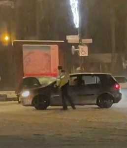 Nouă şoferi au fost amendaţi şi au rămas fără permis, după ce au fost prinşi făcând drifturi pe zăpadă, în Poiana Braşov