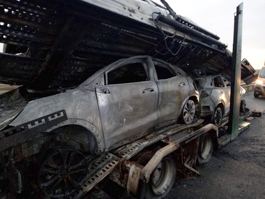 Arad - Un autotren încărcat cu autoturisme a luat foc pe autostrada A1 sensul spre Nădlac - FOTO