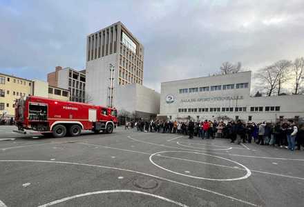 Senzorii de incendiu s-au declanşat la Colegiul Naţional George Coşbuc din Cluj-Napoca / 1.600 de elevi şi angajaţi au fost evacuaţi  