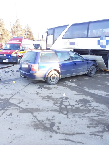 Vaslui: O femeie însărcinată şi doi copii, transportaţi la spital în urma unui accident în care au fost implicate două autoturisme şi un autobuz