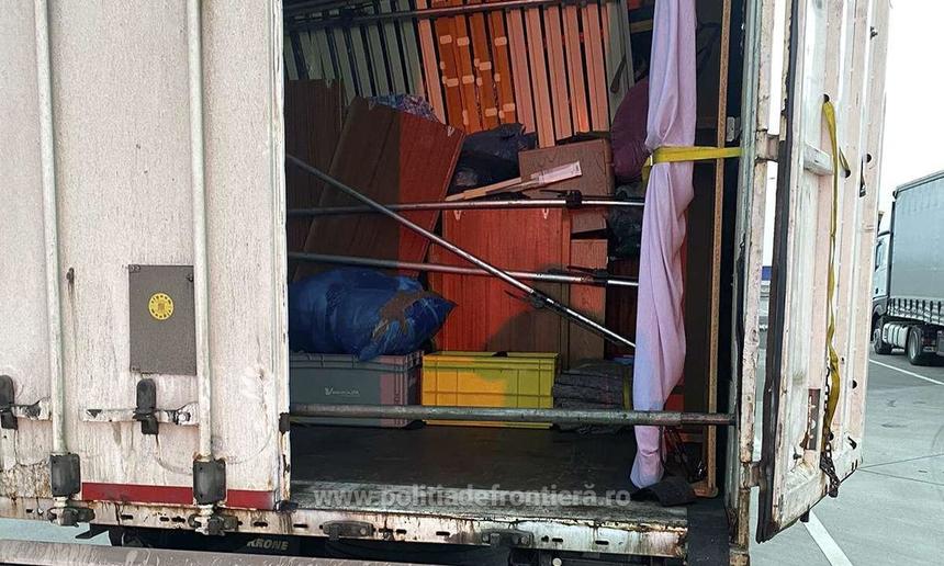 Bihor: Peste 25 de tone de deşeuri, îmbrăcăminte şi încălţăminte, oprite la intrarea în ţară