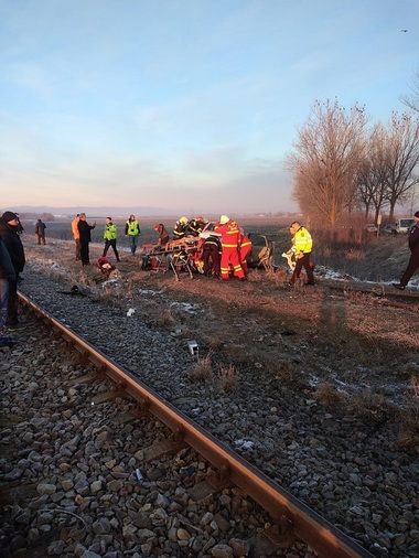 UPDATE - Neamţ: O maşină în care se aflau o femeie şi fratele ei în vârstă de 7 ani, lovită de tren, ambii rămânând încarceraţi/ Victimele au fost transportate la spital/ Băiatul, dus cu elicopterul SMURD la un spital din Iaşi - FOTO
