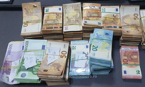 Peste 300.000 euro au fost descoperiţi în geanta unui cetăţean ucrainean. El a declarat că dorea să cumpere mai multe maşini din Italia şi să le revândă în Ucraina