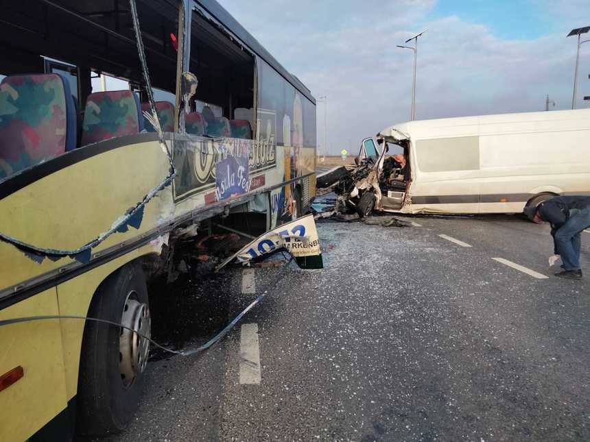 UPDATE - Galaţi: Şapte persoane, rănite într-un accident la Nicoreşti, după ce o autoutilitară şi un autobuz s-au ciocnit/ Una dintre victime, preluată de elicopterul SMURD - FOTO