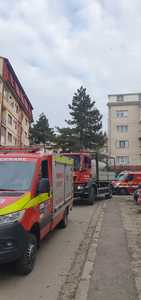 Incendii la două blocuri alăturate din municipiul Suceava/ Un bărbat intoxicat cu fum, transportat la spital/ Focul ar fi fost pus intenţionat