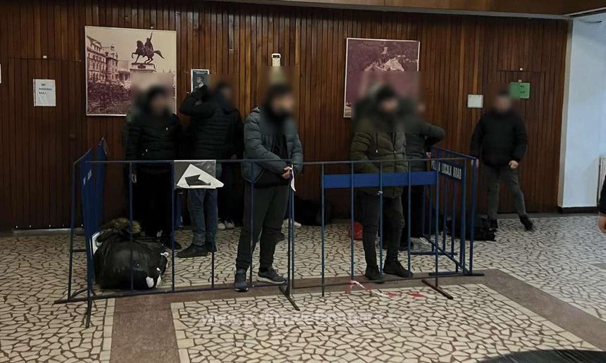 Arad: Aproape 30 de migranţi, ascunşi într-un TIR care transporta mobilier, opriţi la ieşirea din România