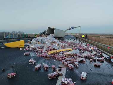 Sibiu: Un camion încărcat cu sucuri a lovit glisiera mediană de pe autostradă, iar bucăţi din aceasta au ricoşat într-un autoturism / Şoferul camionului a rămas încarcerat, fiind decedat / Traficul către Sibiu, deviat pe DN 7 - FOTO