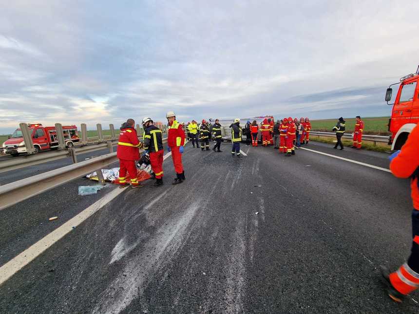 UPDATE - Arad: Plan roşu de intervenţie după ce un microbuz cu 11 oameni s-a răsturnat pe autostrada A1/ O persoană a murit, iar o alta are diverse traumatisme/ Alţi şapte pasageri sunt în stare bună - FOTO, VIDEO