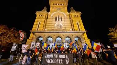 Eroii Revoluţiei de la Timişoara, cinstiţi de suporterii din galeria de fotbal / Au strigat lozinci din timpul evenimentelor din urmă cu 33 de ani