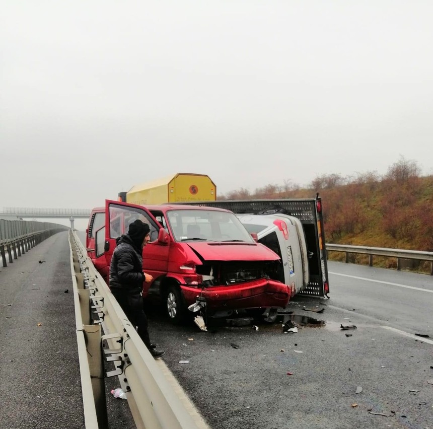 Trei maşini implicate într-un accident rutier pe autostrada A1 / O femeie a fost rănită