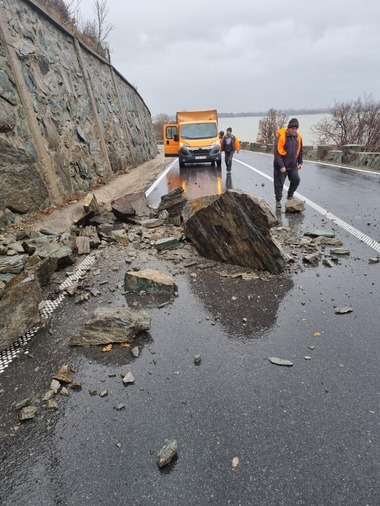 Căderi de pietre pe Clisura Dunării, în judeţul Caraş - Severin / O localitate nu are energie electrică