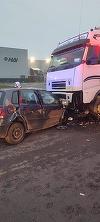 Arad: Un bărbat a murit după ce autoturismul pe care îl conducea s-a izbit de un TIR