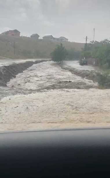 Cod portocaliu de inundaţii, până duminică dimineaţă, în judeţele Hunedoara şi Arad