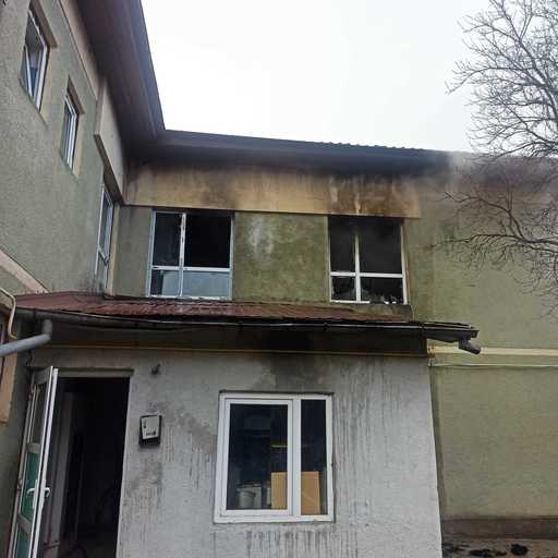 UPDATE - Incendiu la o clădire din Huşi unde se află o creşă şi un adăpost social/ Doi adulţi, transportaţi la spital cu arsuri/ Şase persoane, între care trei copii, evacuate/ Un bărbat rănit în incendiu, transportat la Iaşi - FOTO