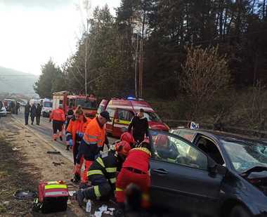 Alba: Patru persoane, rănite după ce două maşini s-au ciocnit frontal / Trafic oprit pe DN 75 