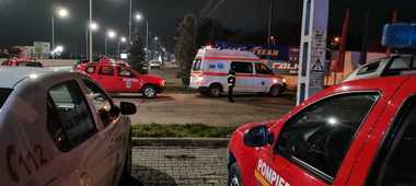 UPDATE - Iaşi: Incendiu la o hală în care sunt depozitate anvelope / Se caută focare ascunse