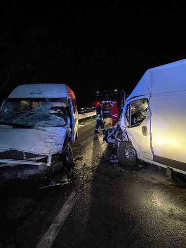 UPDATE - Bistriţa-Năsăud: Două autovehicule în care erau şase persoane s-au ciocnit frontal pe DN 17 D / Patru persoane, transportate la spital