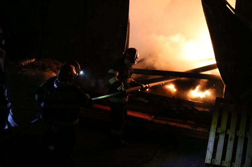 UPDATE - Incendiu puternic la o hală din parcul industrial Tetarom din Cluj-Napoca/ Au fost chemate în sprijin autospeciale de pompieri din Sălaj şi Alba/ Precizările reprezentanţilor Tetarom/ Un bărbat, dus la spital cu o rană la mână - FOTO, VIDEO