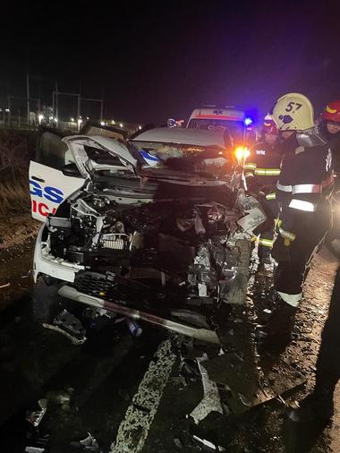 Iaşi - Patru persoane au fost rănite după ce o ambulanţă care transporta pacienţi la dializă s-a ciocnit cu o maşină a unei firme de salubritate
